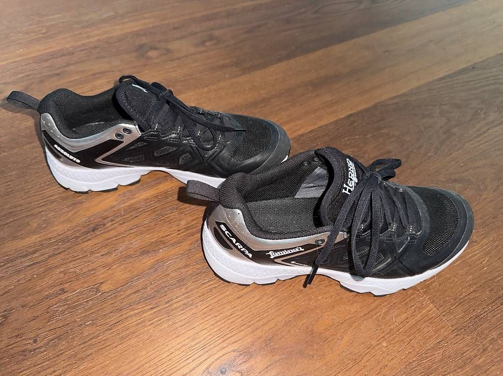 Scarpe da donna: Herno Schuhe/Sneakers schwarz – Usato da Altendorf venduto da Ga04 2