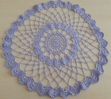 Handgemachte gehäkelte Tischdecke