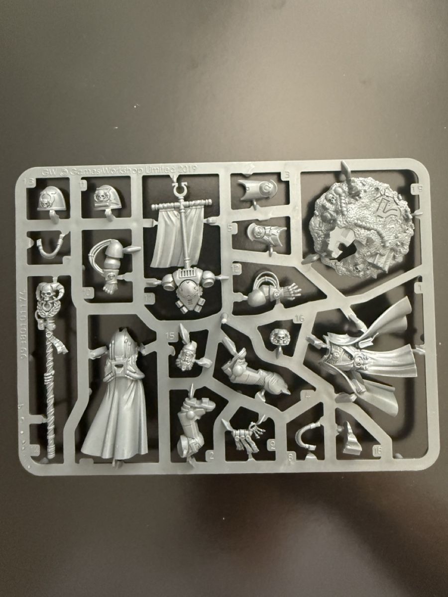 Modellbausätze & Standmodelle: NOS Chief Librarian Tigurius Warhammer space marine – Neu und originalverpackt aus Zürich von fed_5zp9 1