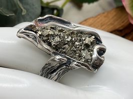 Wow Ring in Sterlings. mit Pyritdruse, Gr. verstellbar