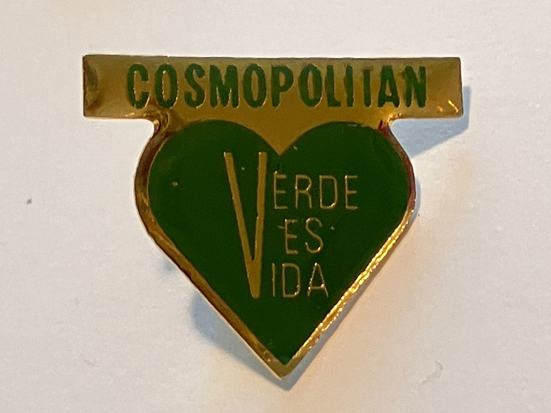 Plaketten & Abzeichen: 1 Pin Cosmopolitan Verde Ves Vida – Gebraucht aus Basel von djwwpp