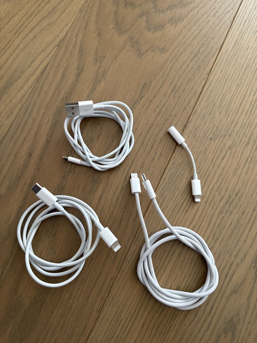 Apple Cavi: iPhone cables - 3 units lightning/USB and USBC + adapter – Nuovo (secondo la descrizione) da Zürich venduto da pat_zbj7