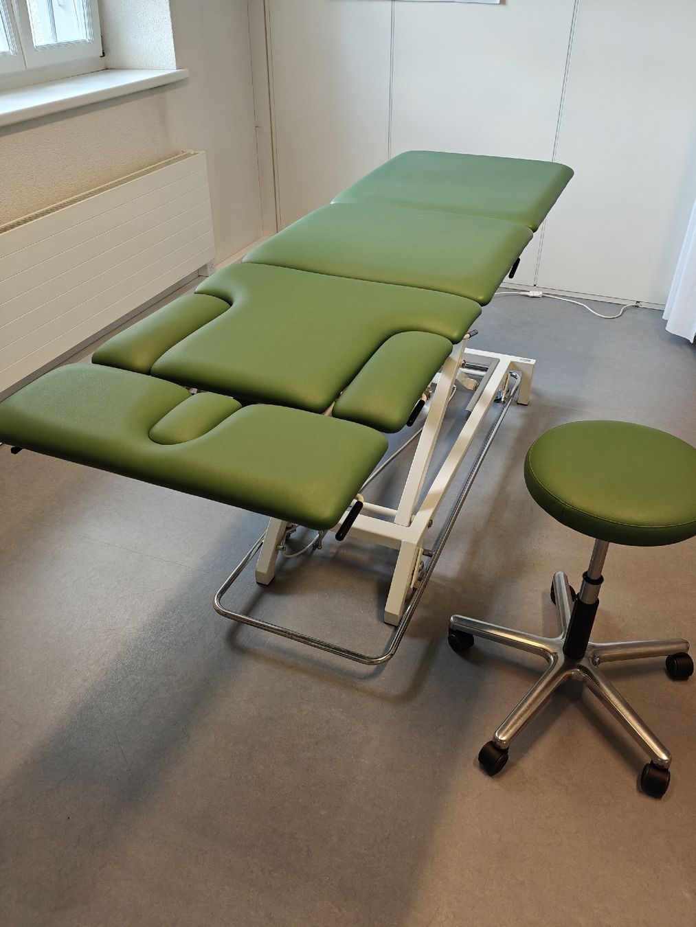 Lettini & sedie per cosmetici: Massageliege elektrisch – Usato da Finsterhennen venduto da vespa019