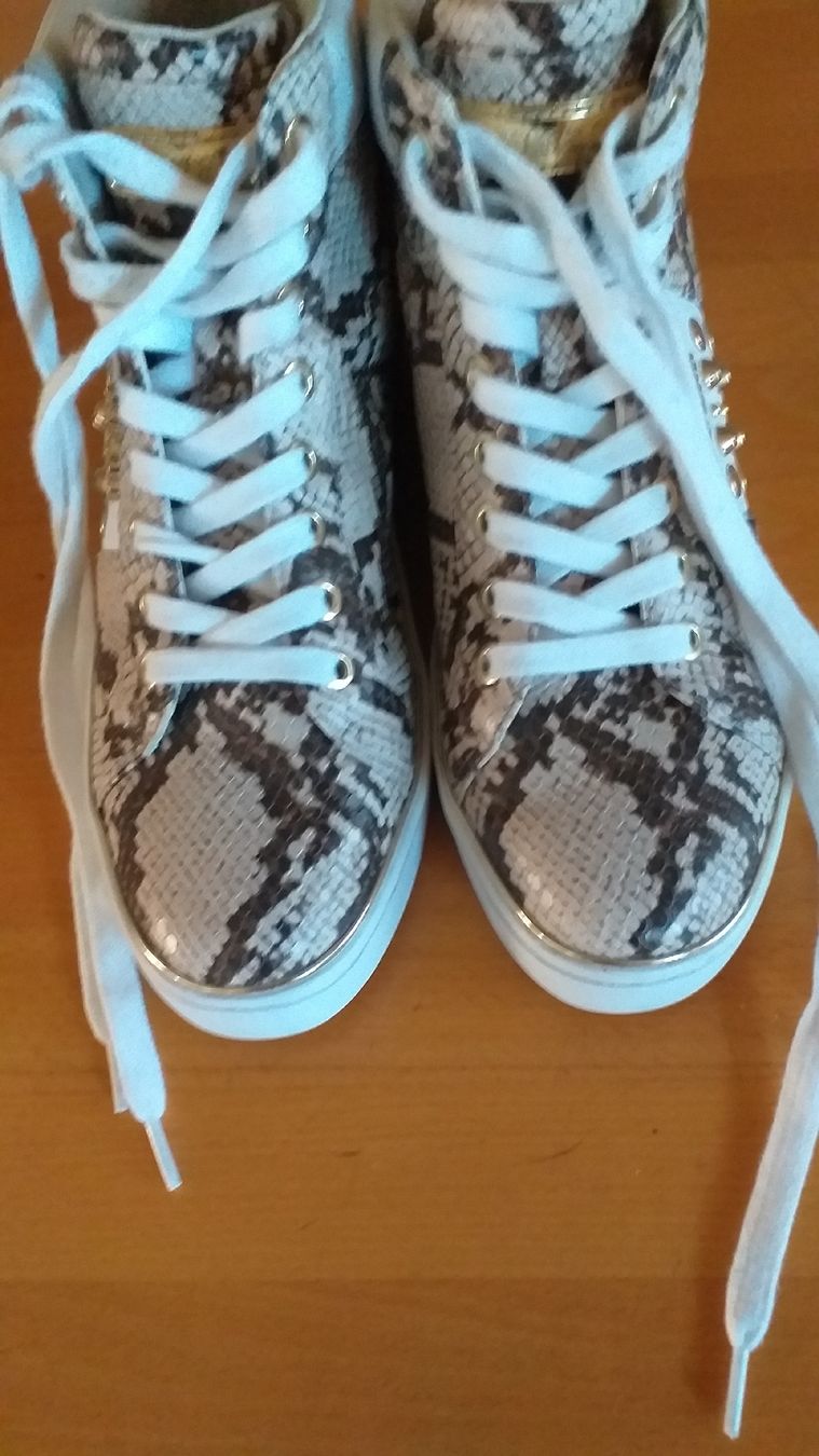 Guess Scarpe da donna: Guess Sneakers – Usato da Wünnewil venduto da 04Blume
