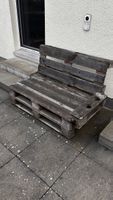 Palettenmöbel Lounge mit neuen Kissen.