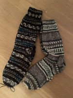 Zwei Paar handgestrickte Wollsocken gemustert neu