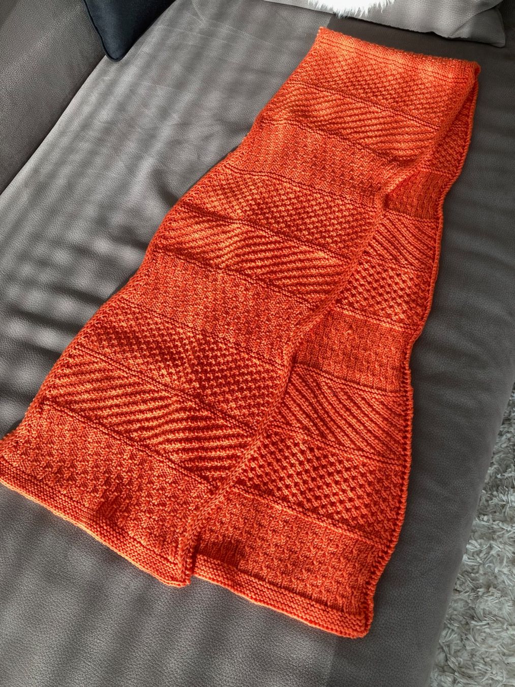 Foulard & Sciarpe: Schal orange,  gestrickt gemustert – Nuovo (secondo la descrizione) da Glattpark (Opfikon) venduto da Pangie 3