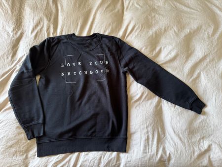Schwarzer Pullover "Love your Neighbour" Gr. M