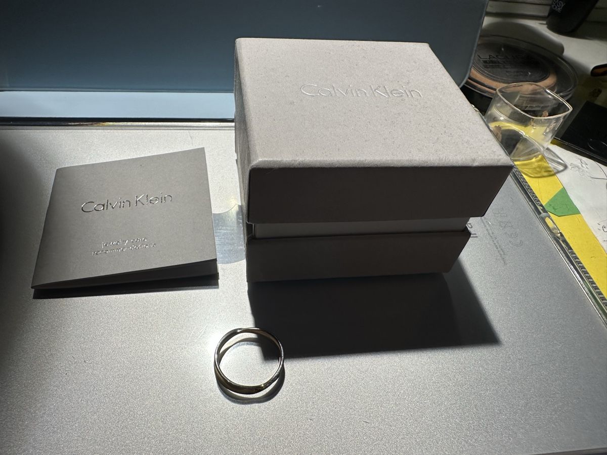 Calvin Klein Anelli: Bague Calvin Klein en acier – Usato da Savagnier venduto da Pivovar2