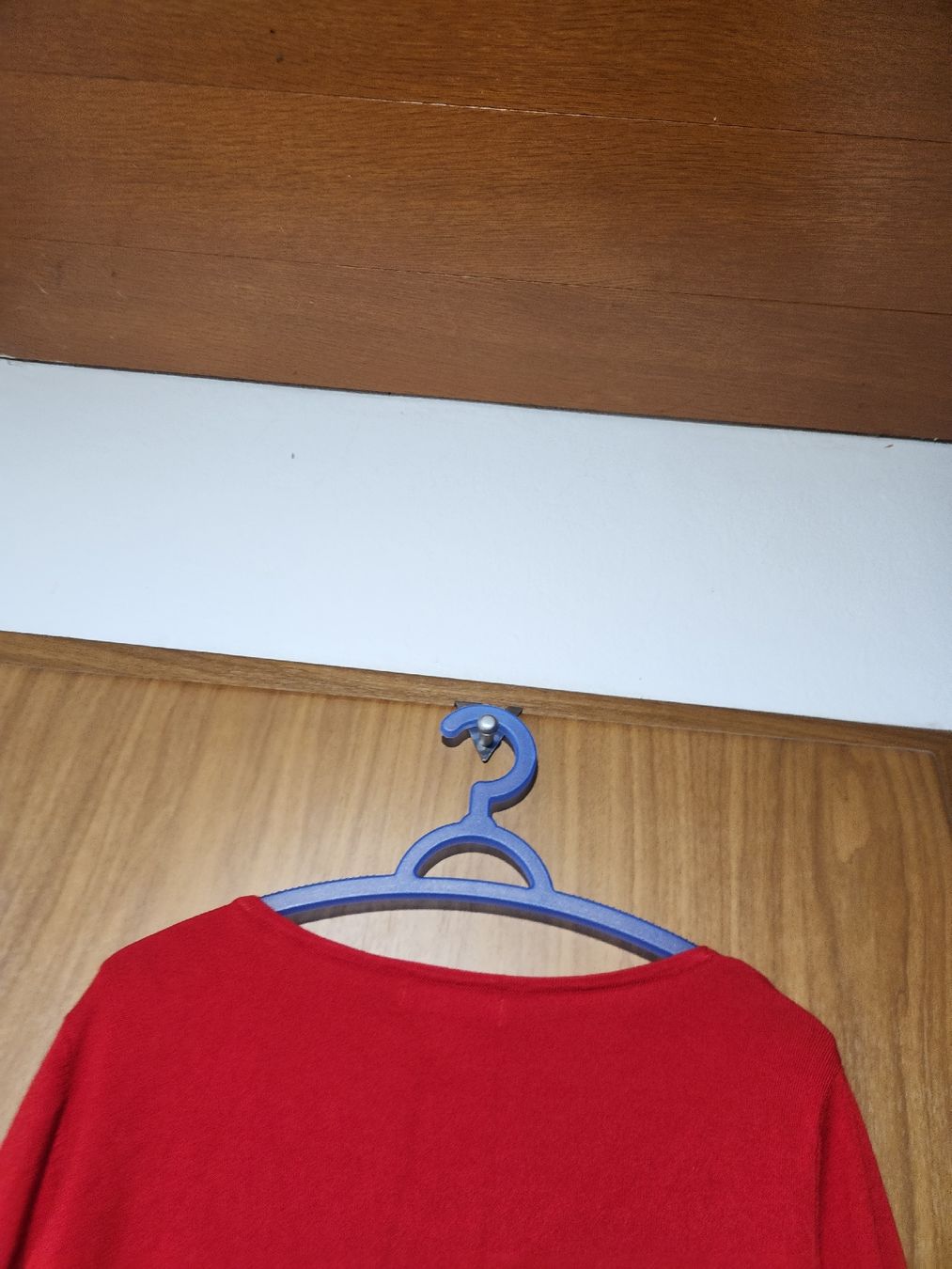 Guess Maglioni & Felpe: Pull-over Guess rouge col à sangle taille M  – Usato da Niedergösgen venduto da Eva2410 2