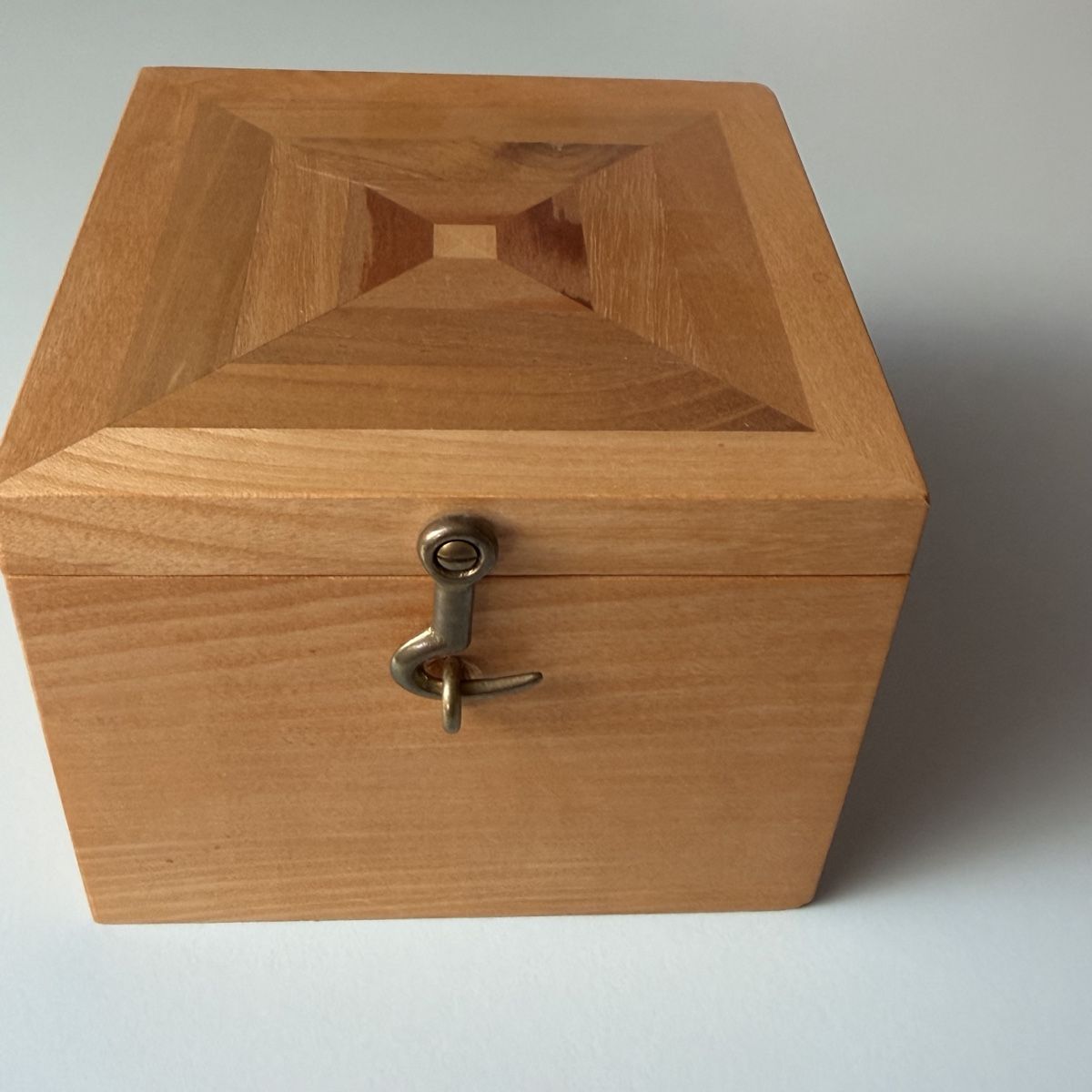 Holzartikel: Holzhocker und Holzschachtel – Gebraucht aus Küsnacht ZH von molare 3