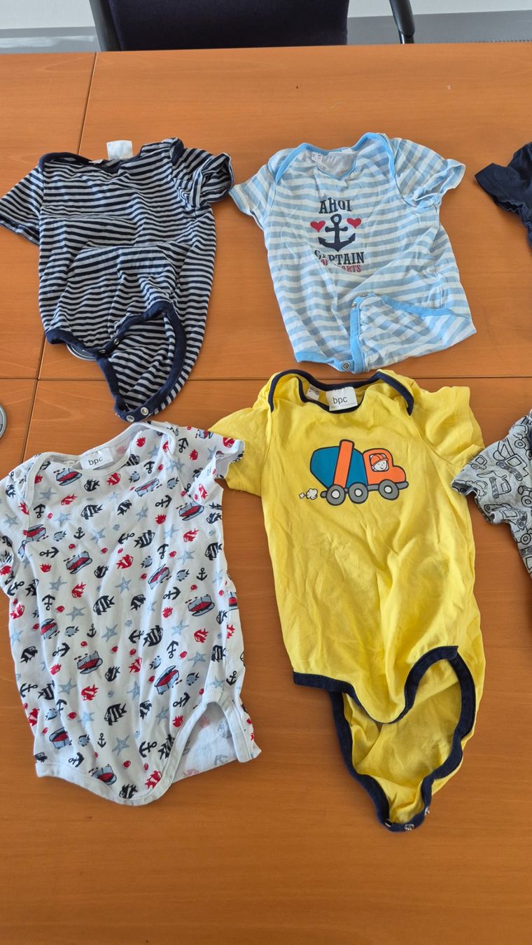 Lotti & Set di vestiti: Lot de 8 bodys manches courtes, taille 92 – Usato da Goumoens-la-Ville venduto da cfaIII 2