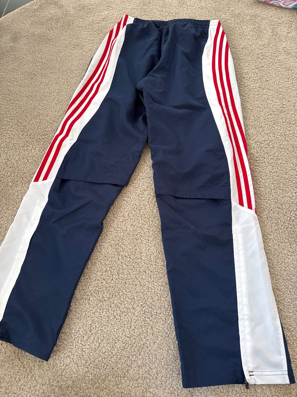 Adidas Pantaloni: Adidas Trainingshose, Grösse S – Nuovo e nell'imballaggio originale da Oberweningen venduto da Ardnas89 4