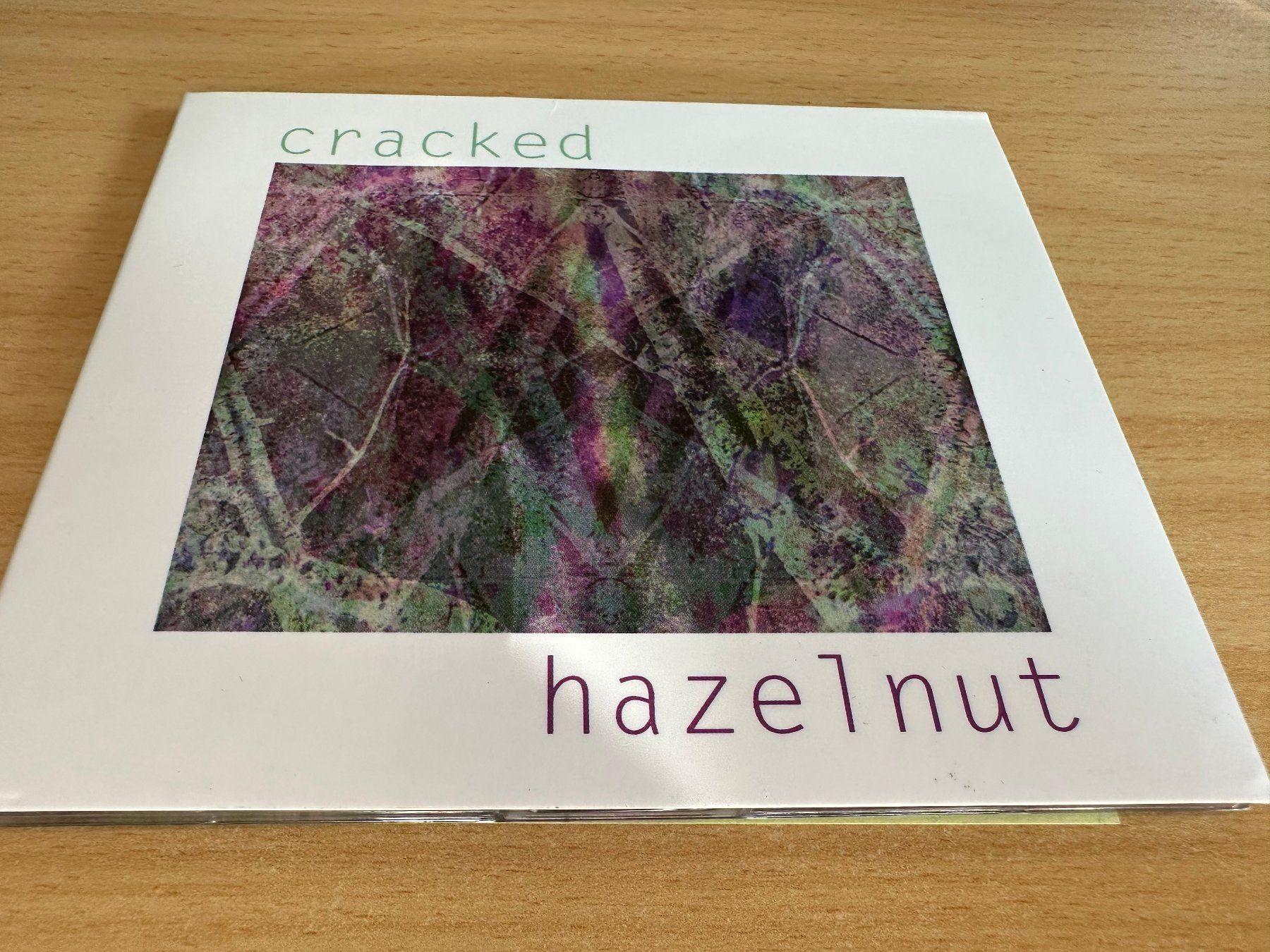 CDs: Hazelnut - Cracked – D'occasion à Rikon im Tösstal par Alpenmutz