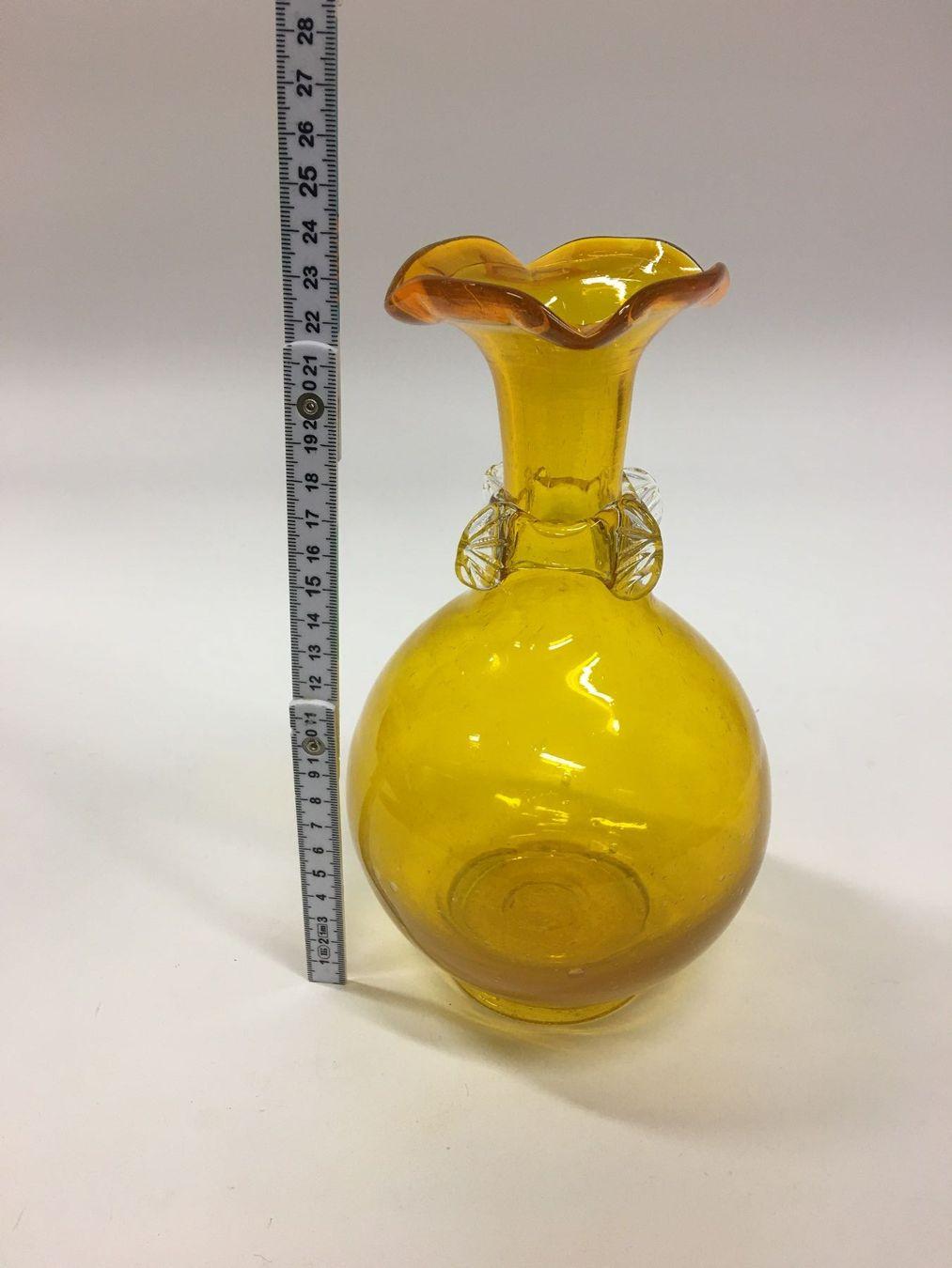 Vasen & Gefässe: Vintage Glasvase, bernsteinfarben, Handarbeit – Gebraucht aus Olten von ELHANDEL 6