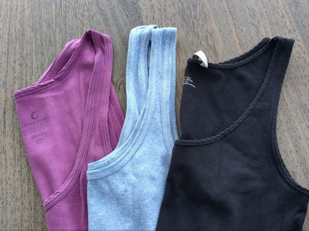 3 Trägerleibchen bzw. Tanktops