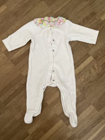 Jacadi Baby Strampler weiss mit Blumenkragen Grösse 60