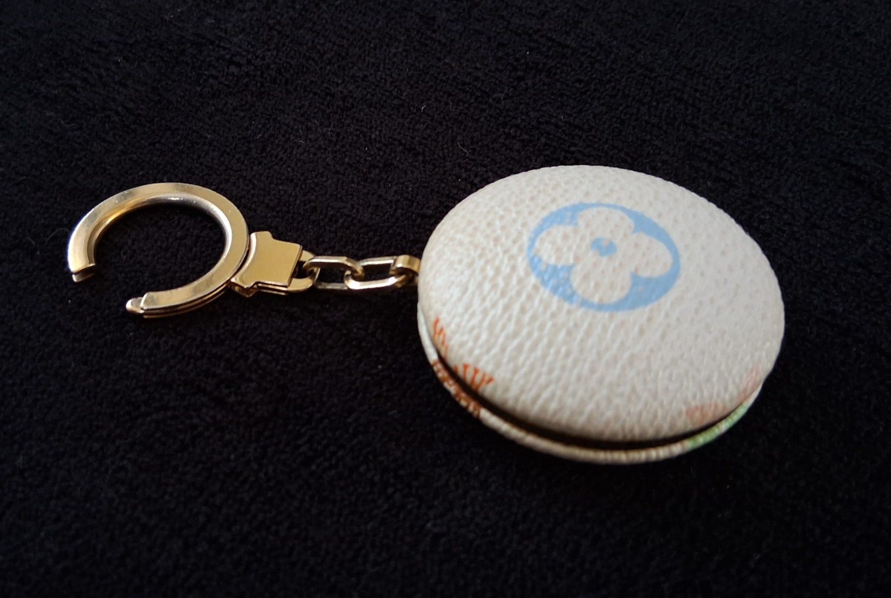 Louis Vuitton Schlüsselanhänger & - bänder: Louis Vuitton Murakami Astropill Key Ring Multicolore Weiss – Gebraucht aus Küttigen von soldolino 1