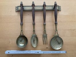 Antikes Küchenutensilien Set mit Halterung Messing Holz