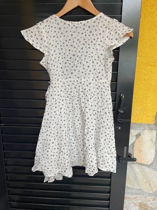 Robes et jupes: Mädchen Kleid 134  mit Blumen – Neuf avec emballage d'origine à Bergdietikon par antovale 2