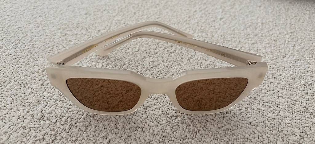 Lunettes & Verres: A. kjaerbede KAWS - CREAM BONE Sonnenbrille  – D'occasion à Birmensdorf ZH par japaro 1