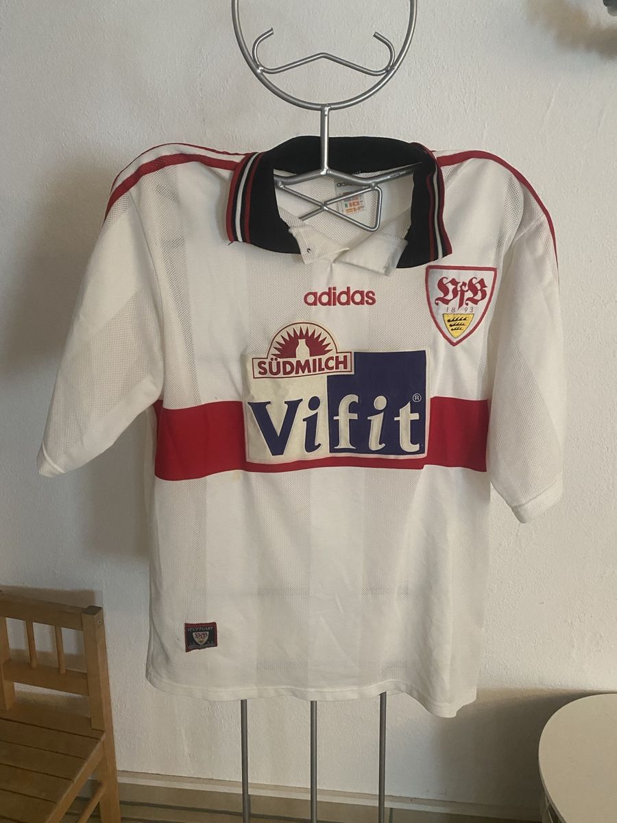 Adidas Maillots de corps & Pantalons: VFB Stuttgart Trikot – D'occasion à Merlischachen par brunnerlu