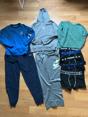 Lot de vêtements (Nike et autres)