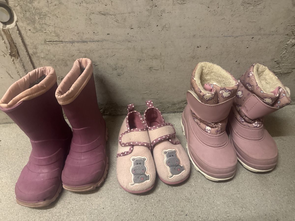 Scarpe per ragazze: 3 Paar Schuhe Grösse 23 – Usato da Raron venduto da StekerM