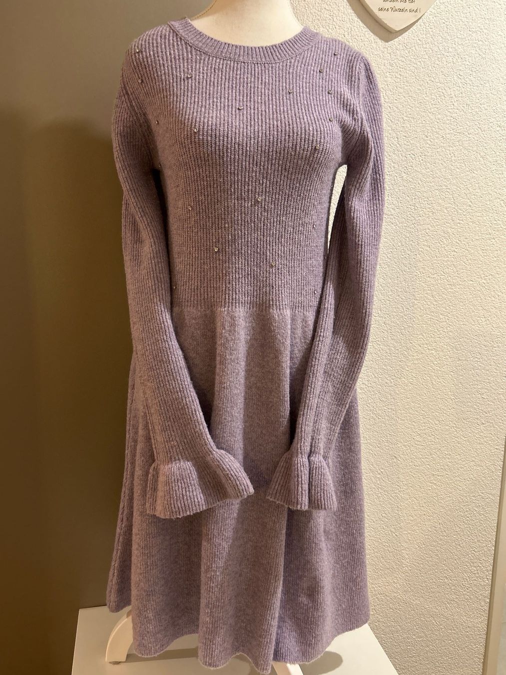 Vestiti: Strickkleid mit Strass am Brustteil lila – Nuovo (secondo la descrizione) da Brunnen venduto da Nala2929 2
