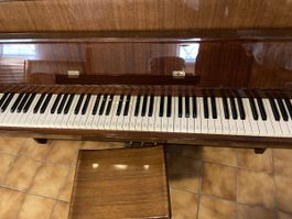 Piano PETROF en bois avec tabouret