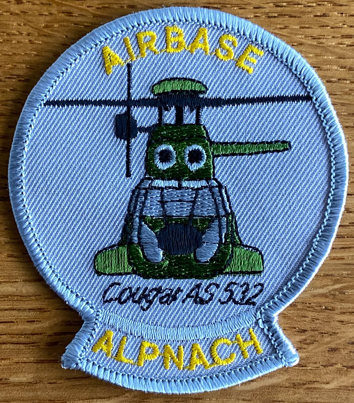 Schweizer Armee Toppe: Schweizer Luftwaffe Helikopterbasis Alpnach Cougar AS532 – Nuovo (secondo la descrizione) da Bern venduto da mercandante