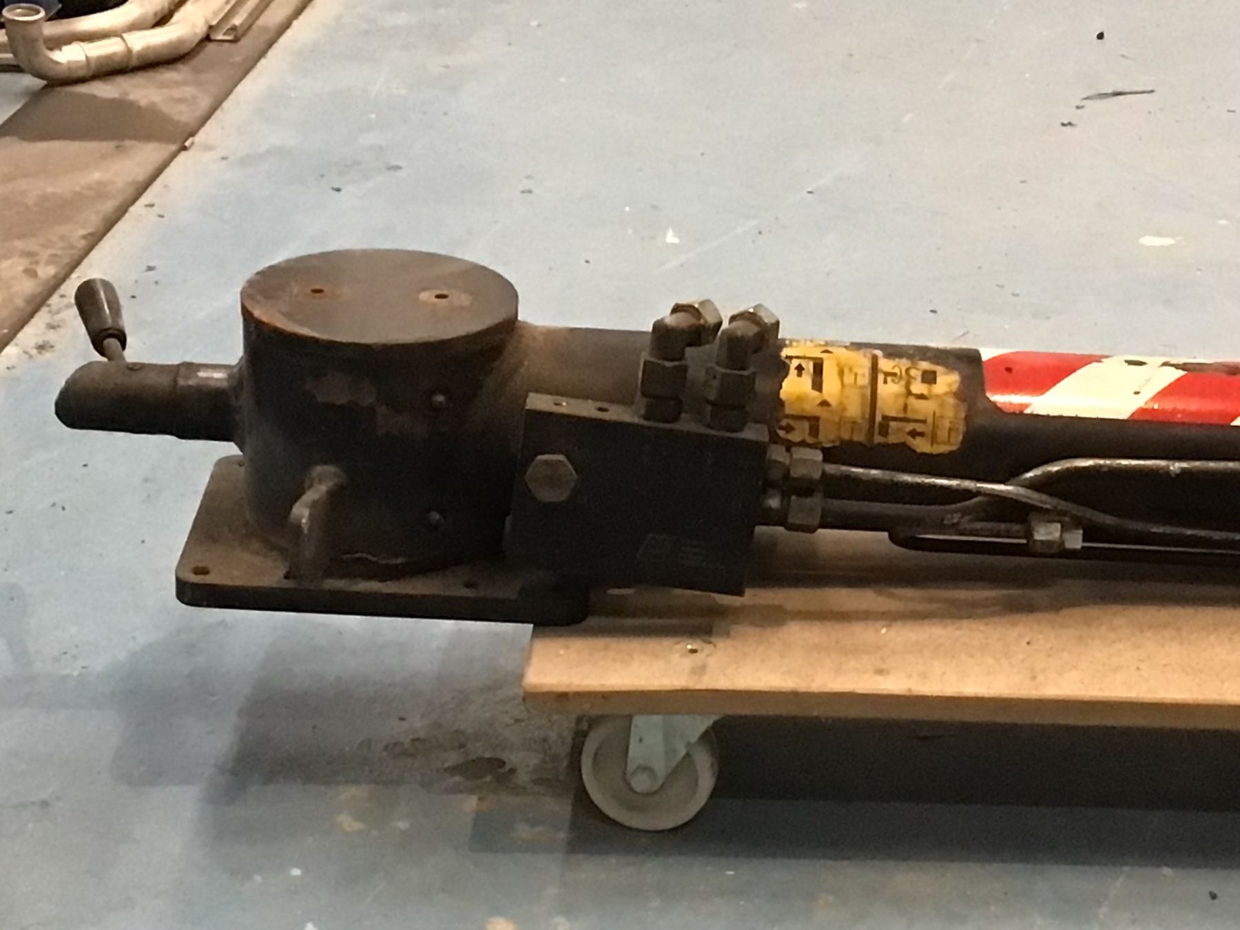 Altri prodotti elettronici: Hydraulikzylinder gebraucht – Usato da Büetigen venduto da Rolis1960 2