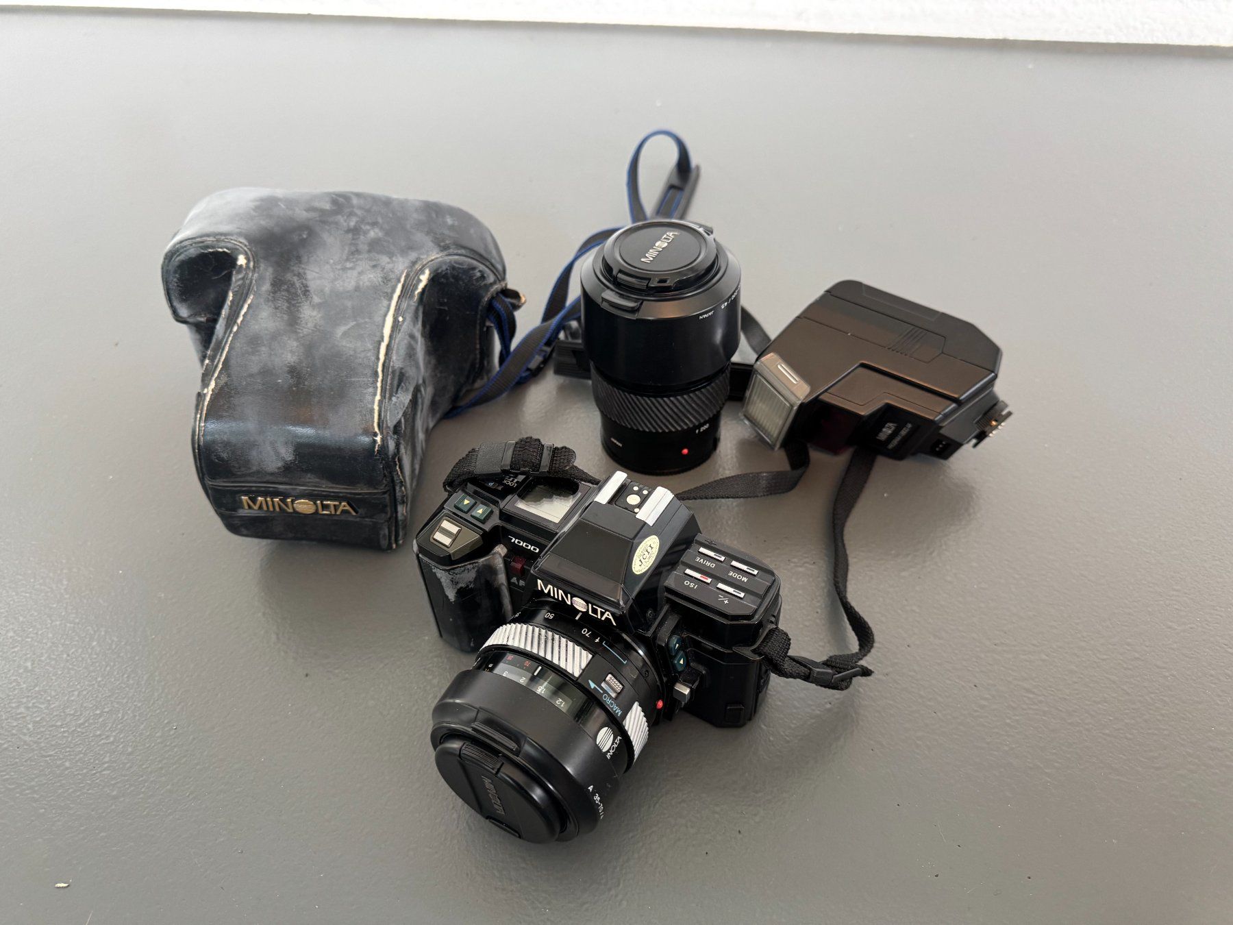 Minolta Fotocamera: 2 Minolta 7000 AF Spiegelreflexkamera Set mit 3 Objektiven – Usato da Mühlethal venduto da Pz7 6