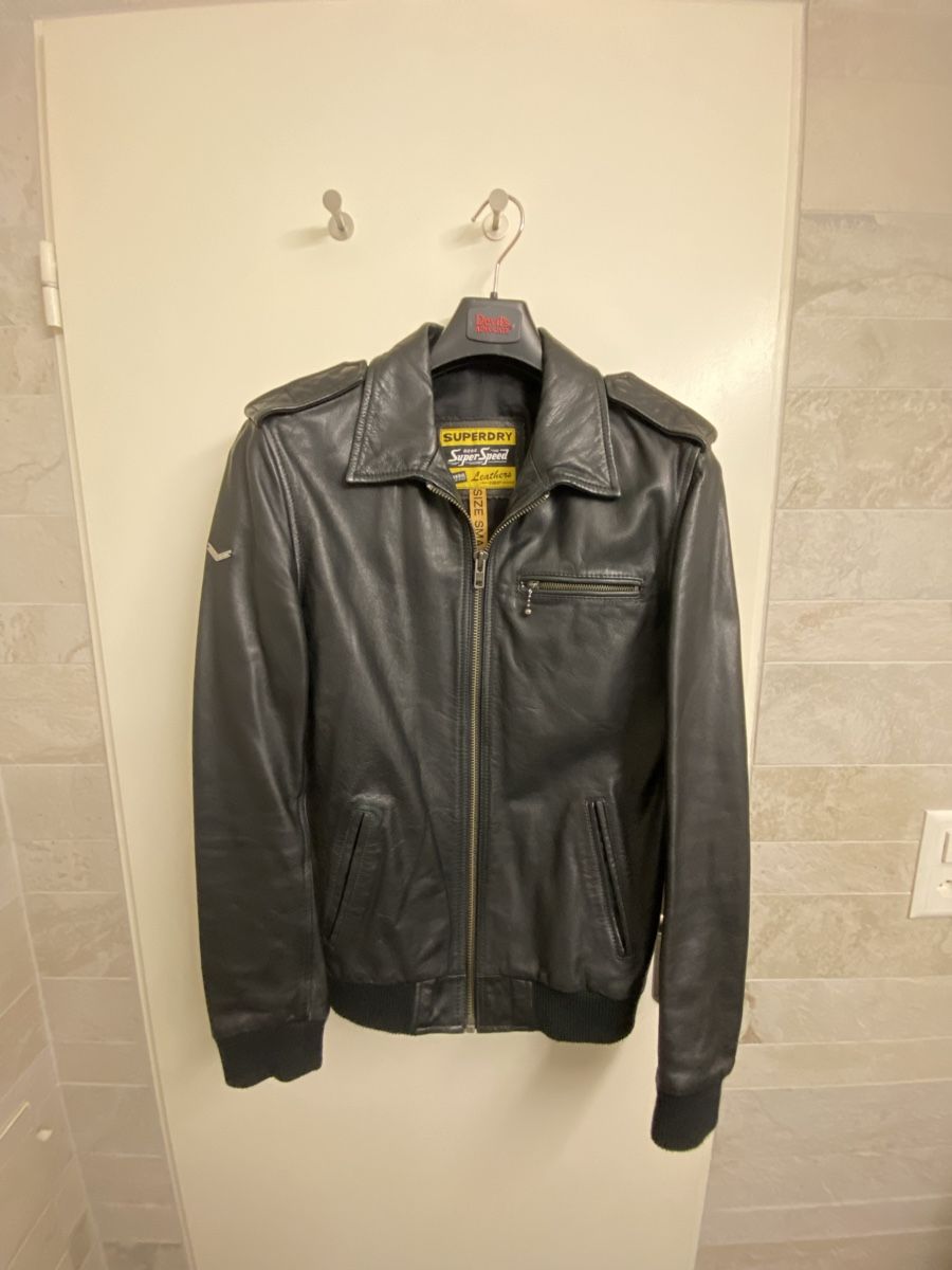 Superdry Giacche: 44) Superdry Leather Jacket, Size S, Black – Usato da Buttikon SZ venduto da Maxwelltime 2