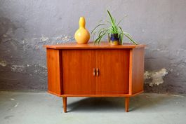 Commode ou meuble de coin angle  à rideau vintage scandinave