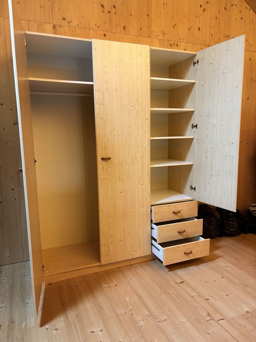 Armoires: Kleiderschrank funiert  – D'occasion à Rütihof par stravvberryv 1