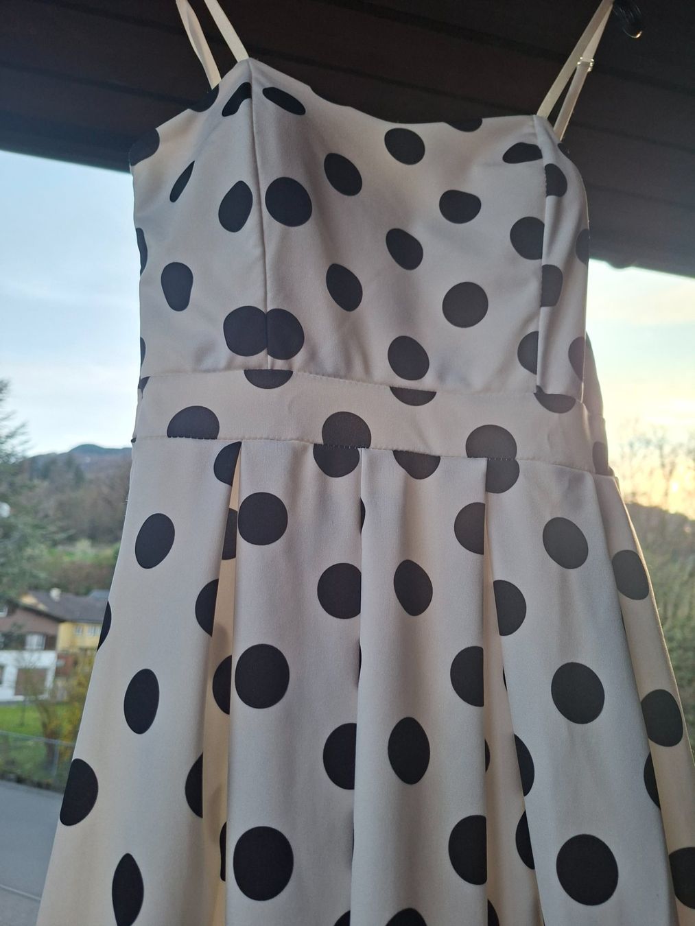 Vestiti: Sommerkleid mit schwarzen Punkten – Nuovo (secondo la descrizione) da Buchs SG venduto da het_ylh6