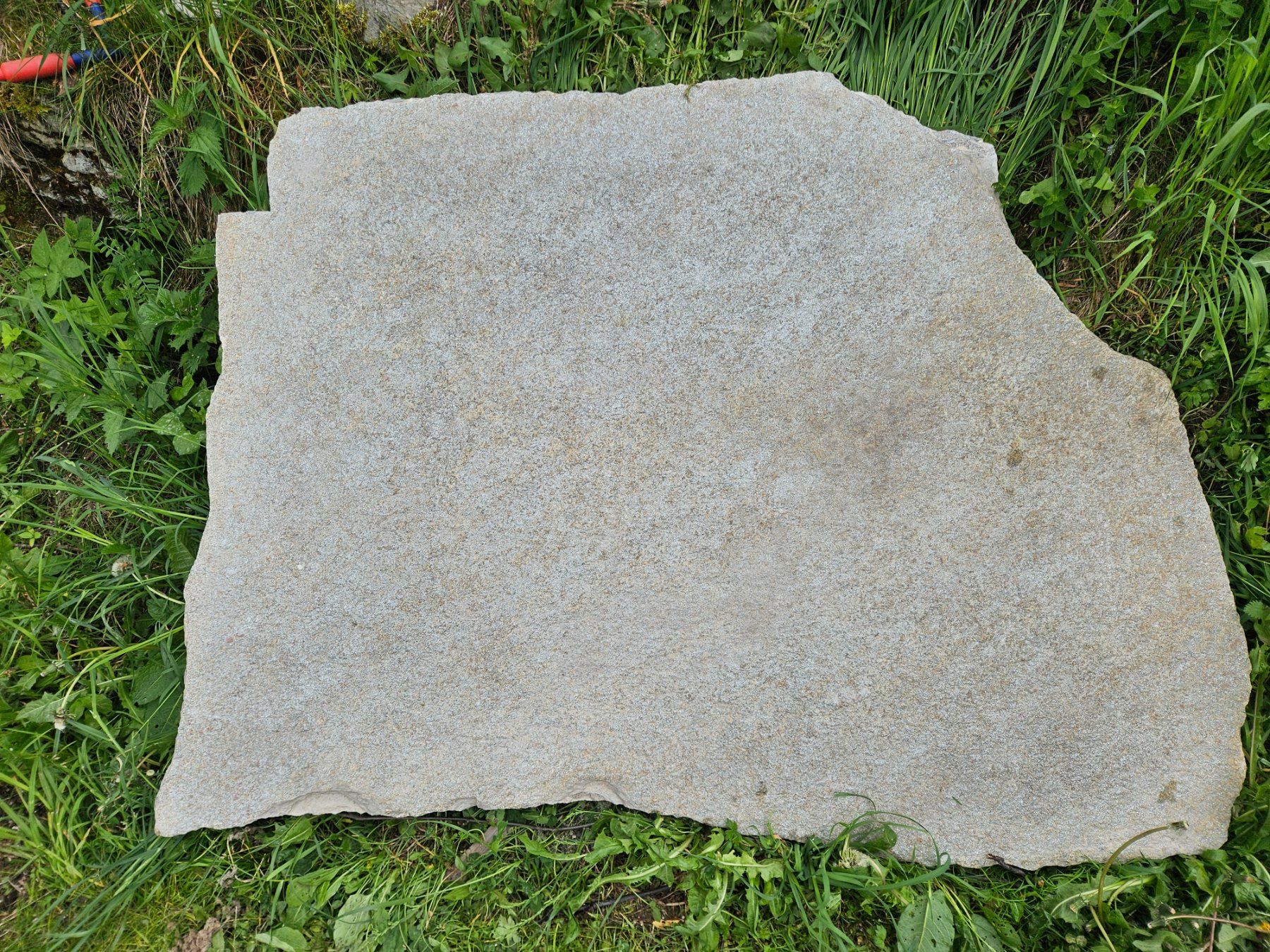 Rivestimenti per pavimenti: Très grand pierre pour table/devant porte d'entrée – Usato da Haute-Nendaz venduto da Bart84