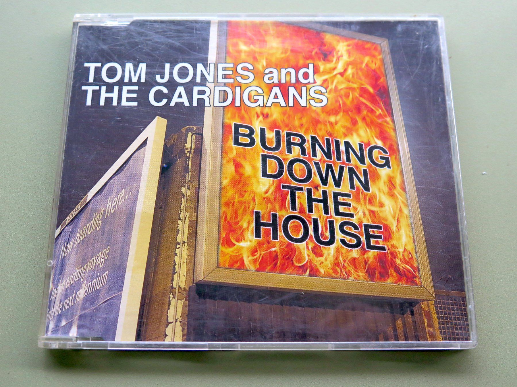 CD: CD-S TOM JONES/CARDIGANS: Burning down the house, 1999 – Usato da Bern venduto da Balzamico