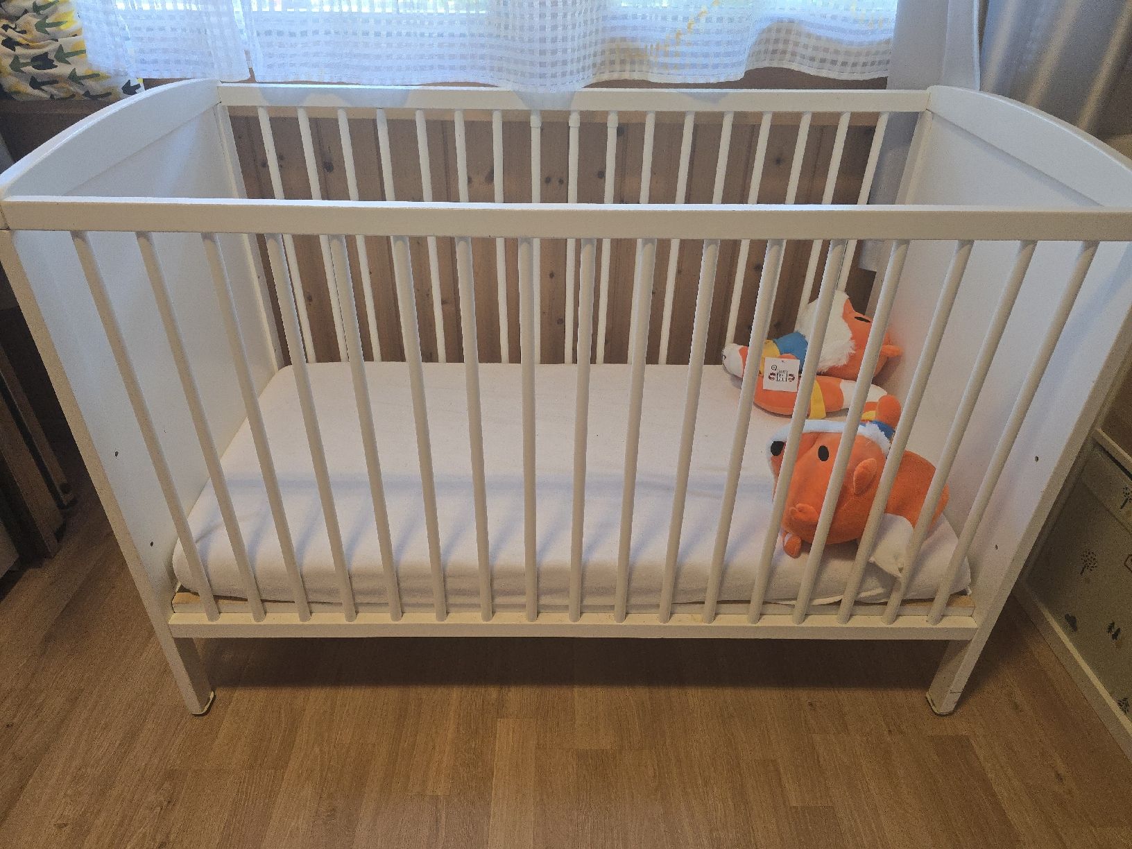 Letti: Baby Crib with Mattress and Fitted Sheets – Usato da Bönigen venduto da kar_r7cp