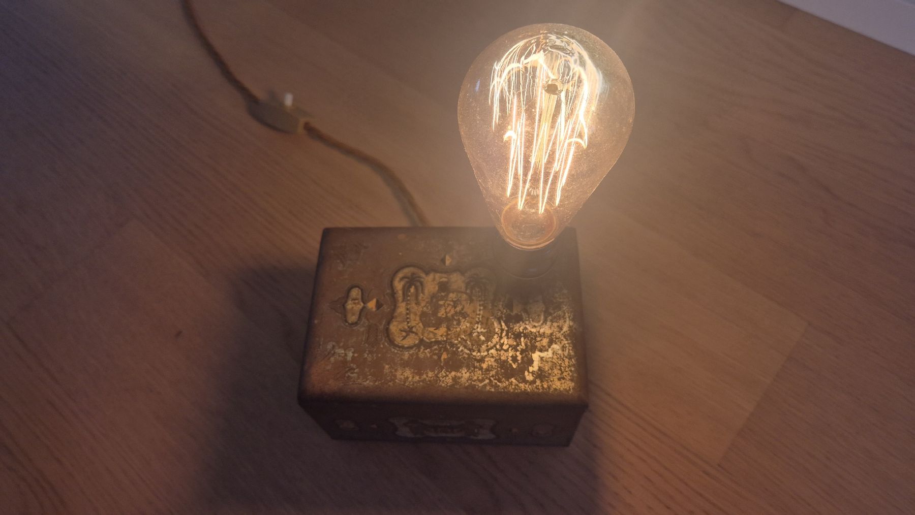 Lampen: Schöne Lampe aus antiker Box – Gebraucht aus Neftenbach von Matterberg