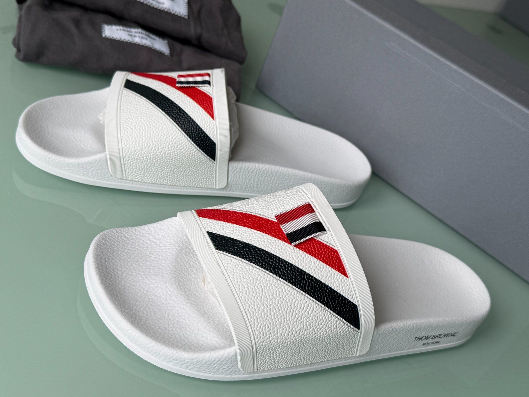 Herrenschuhe: THOM BROWNE Diagonal Stripe Rubber Slide Sandals 42 NEU – Neu (gemäss Beschreibung) aus Kreuzlingen von kruezbiz