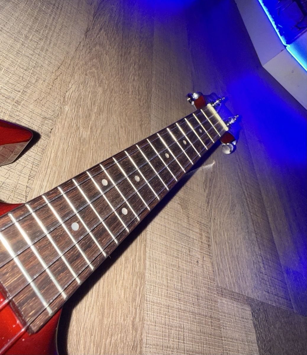 Harley Benton Strumenti musicali: Elektrische Harley Belton Ukulele + Stimmgerät – Nuovo (secondo la descrizione) da Rorschach venduto da man_kk2w 3