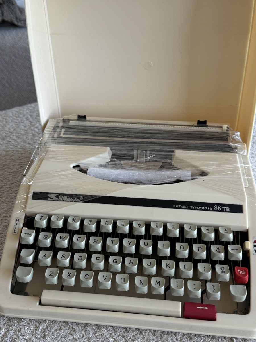 Schreibmaschinen: Olympia Portable Typewriter 88 TR mit Koffer – Neu und originalverpackt aus Häfelfingen von Lukhelfinger 2