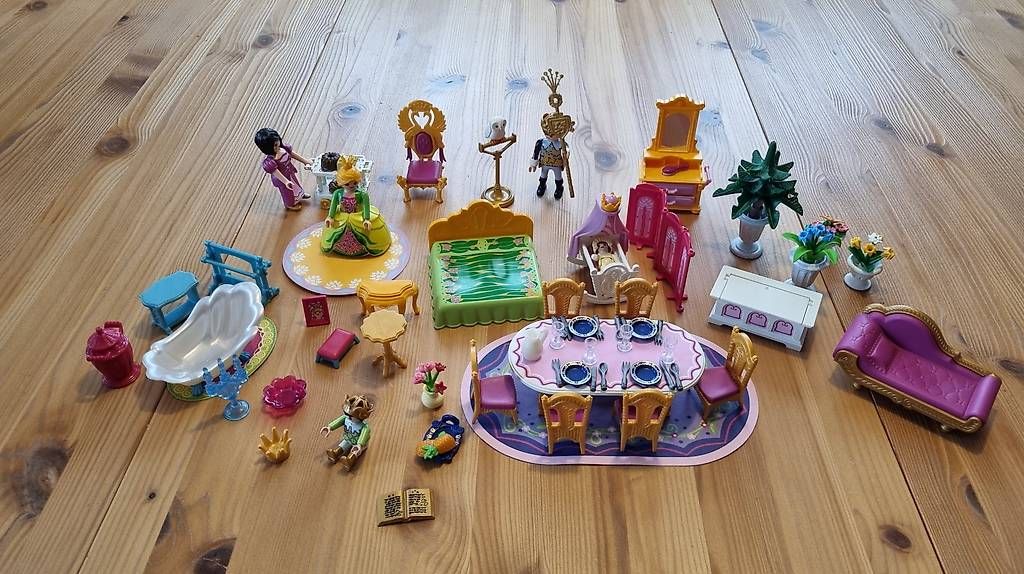 Playmobil Giocattoli: Playmobil Schloss mit Einrichtung – Usato da Oberhelfenschwil venduto da Angelis 3