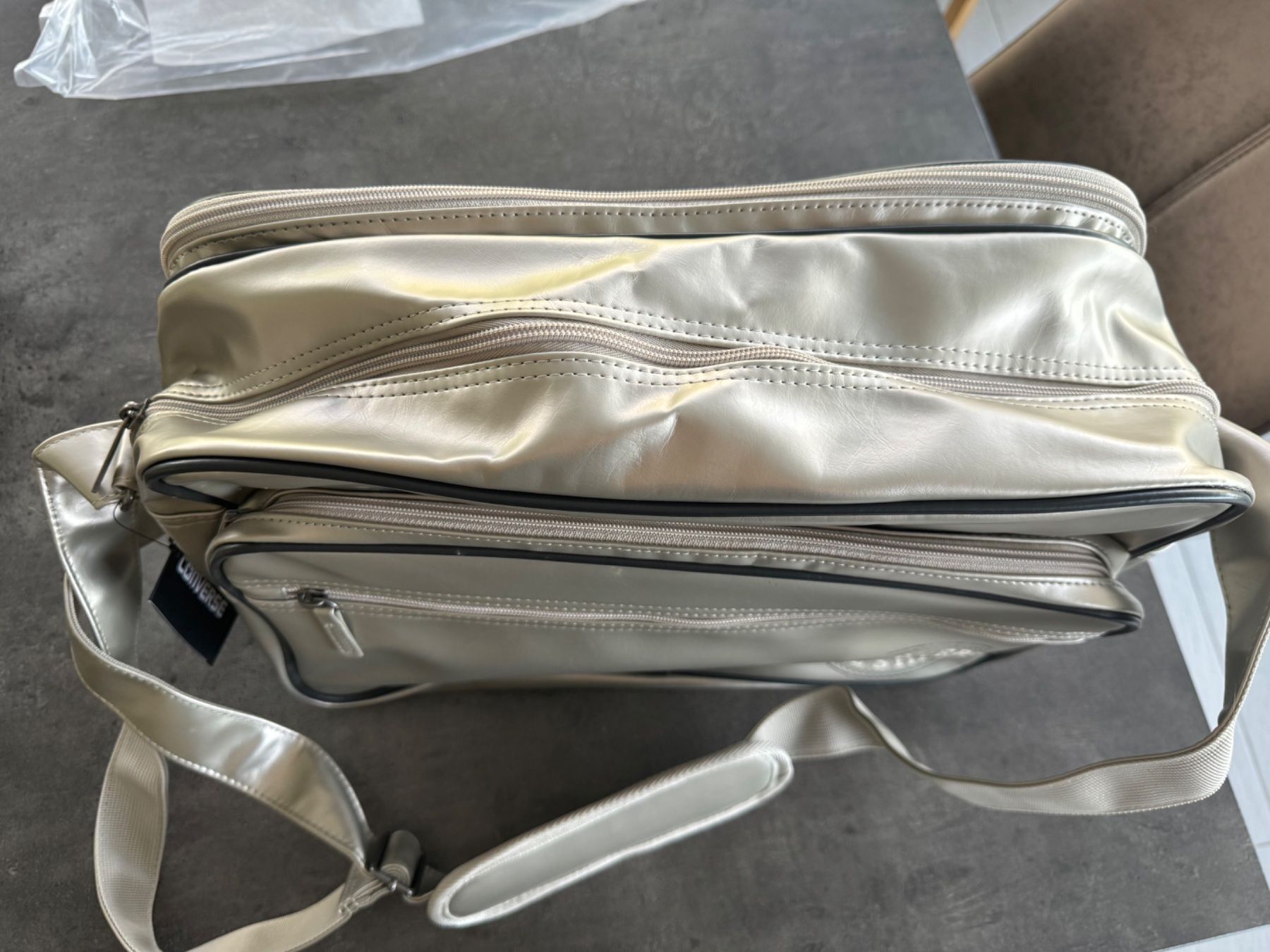 Converse Taschen: Converse Umhängetasche / Shoulder Bag silbergrau – Neu und originalverpackt aus Rorbas von binajas 2