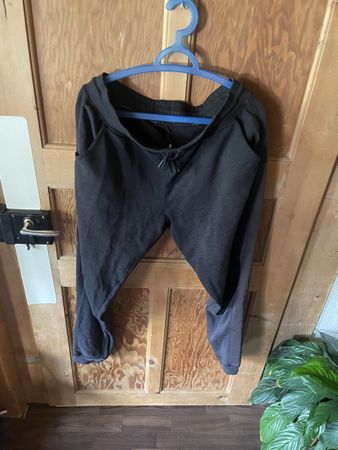 Schwarze Trainerhose