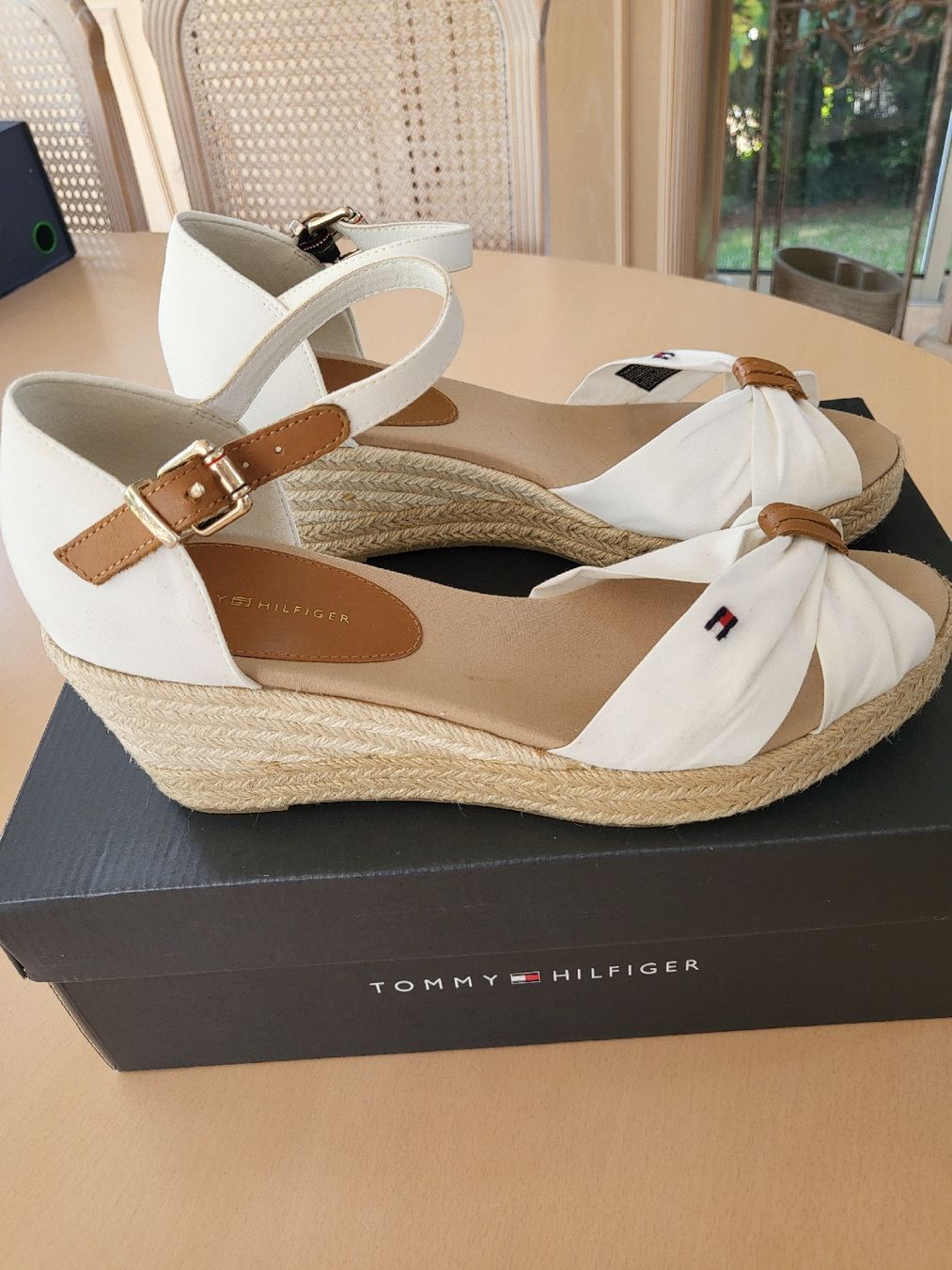 Tommy Hilfiger Scarpe da donna: Sandales compensées Tommy Hilfiger, blanches, été, taille 39 – Nuovo (secondo la descrizione) da Veyrier venduto da sfr_hr8d 1
