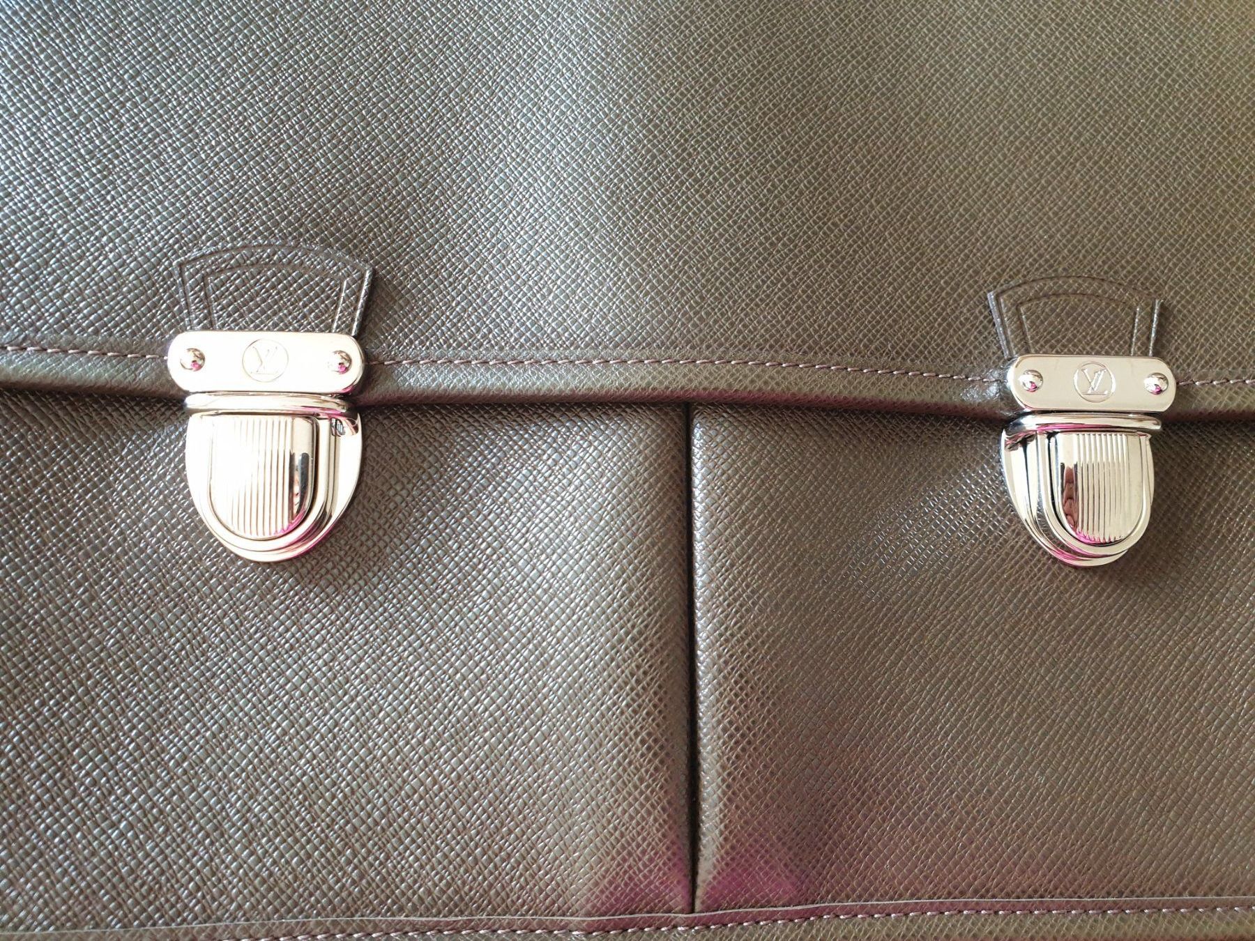 Louis Vuitton Taschen: Louis Vuitton Alexei Messenger Taïga braun – Neu (gemäss Beschreibung) aus Bottmingen von sandy_2 4
