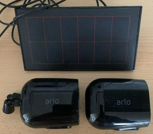 Arlo Videocamere: 2 Arlo-Kameras mit einem Solarpanel. – Usato da Zuchwil venduto da Beppe_25.3